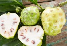 Noni, la fruta que huele a queso y se estudia por sus propiedades antioxidantes y antiinflamatorias