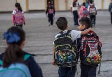 Esto es lo que debe pesar la mochila del regreso a clases: IMSS