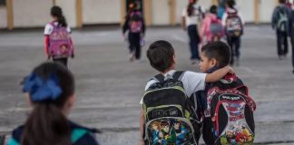 Esto es lo que debe pesar la mochila del regreso a clases: IMSS