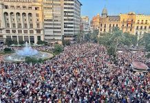 España toma la calle a favor de Ceuta y en contra de Sánchez